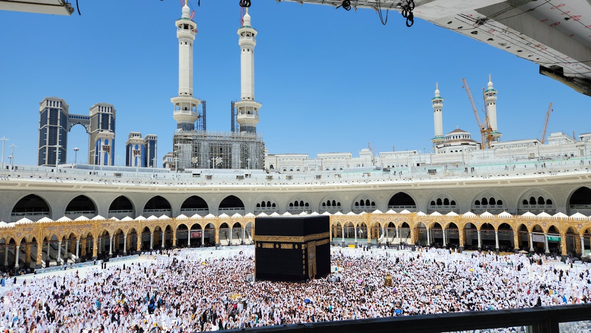 Les pèlerins en ihram accomplissant le tawaf autour de la Kaaba dans la Grande Mosquée.