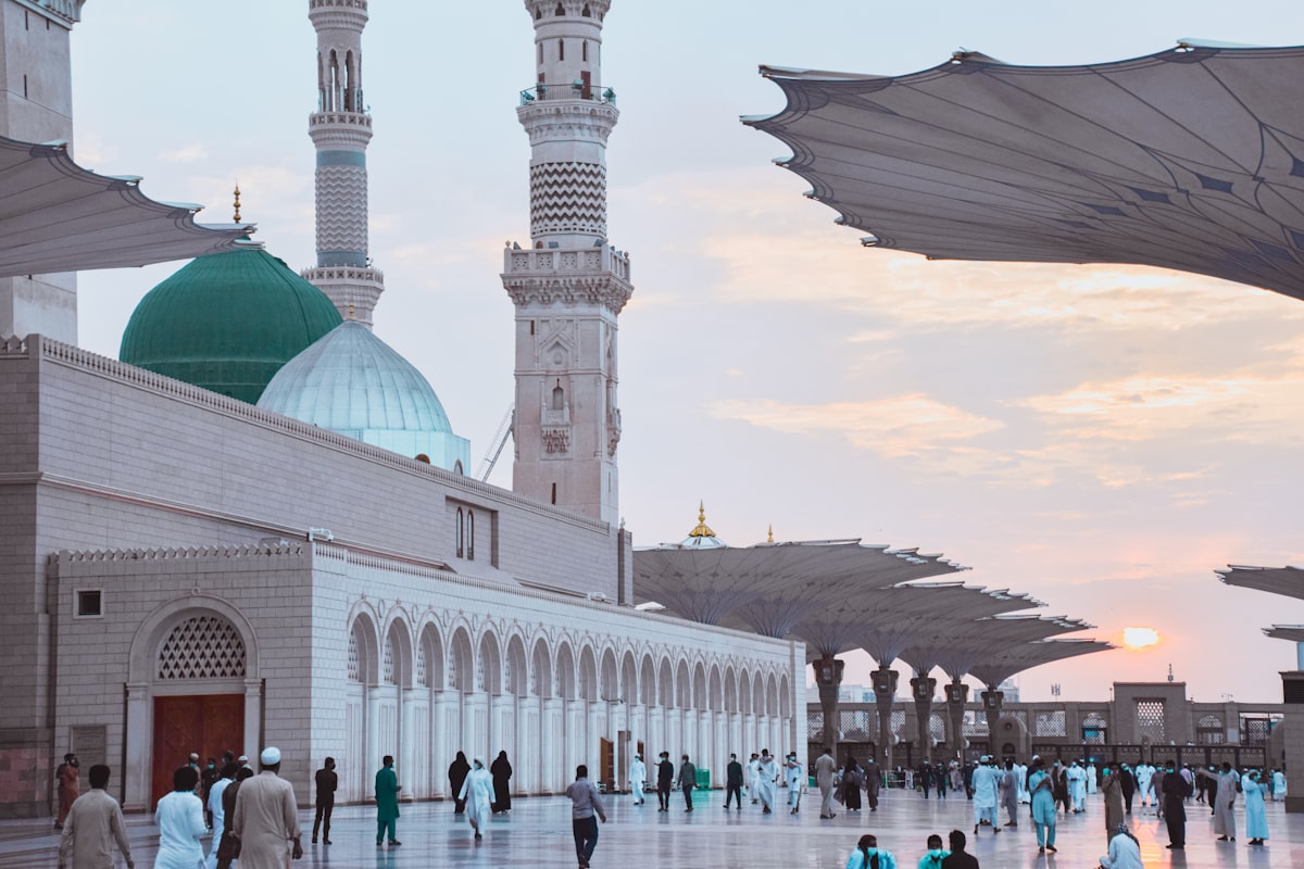 La cour de la mosquée du Prophète et ses grandes ombrelles, coupole verte au couchant.